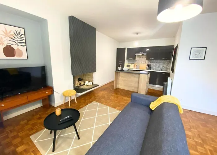 Le 107 - - Chu - La Conciergerie. * Poitiers